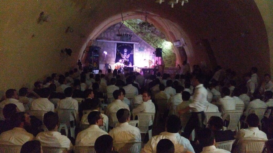 מאות בחורי ישיבה ואברכים בזיץ מיוחד בקבר דוד המלך