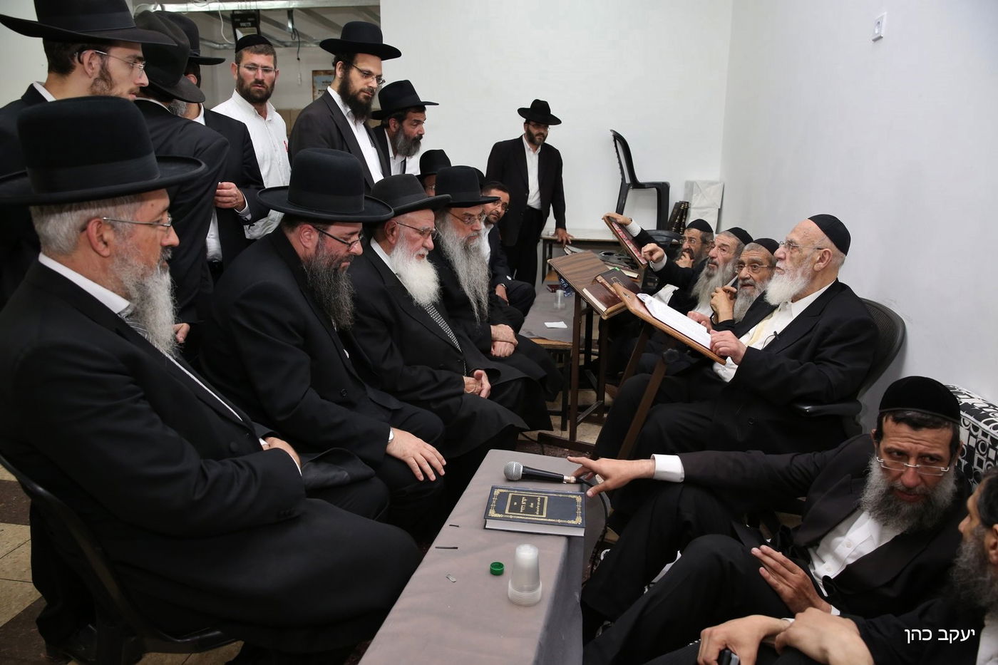 מנחמים את נשיא המועצת • היום השני