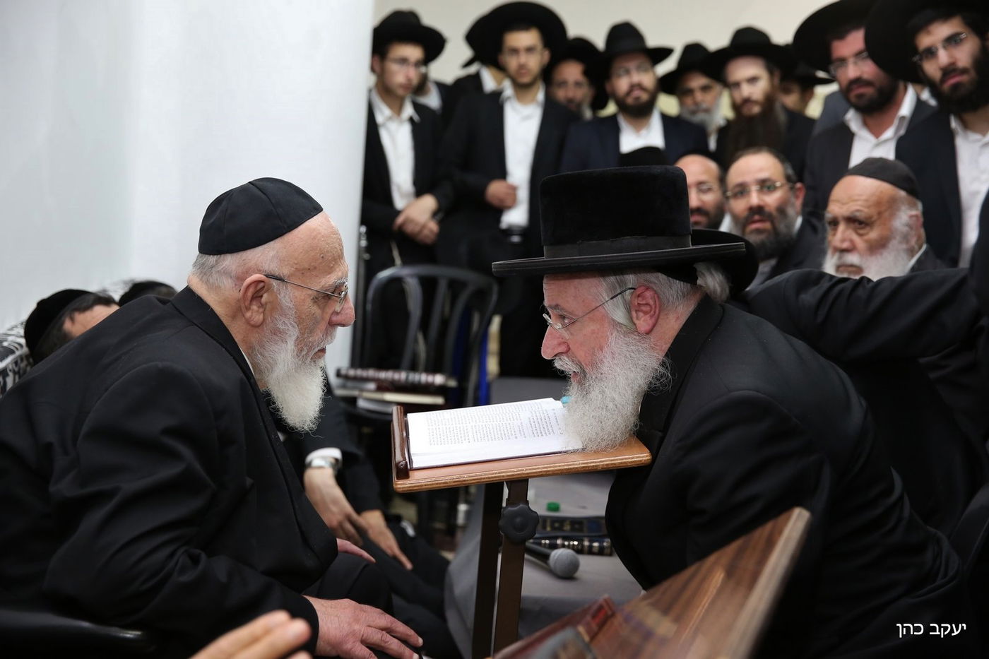 מנחמים את נשיא המועצת • היום השני