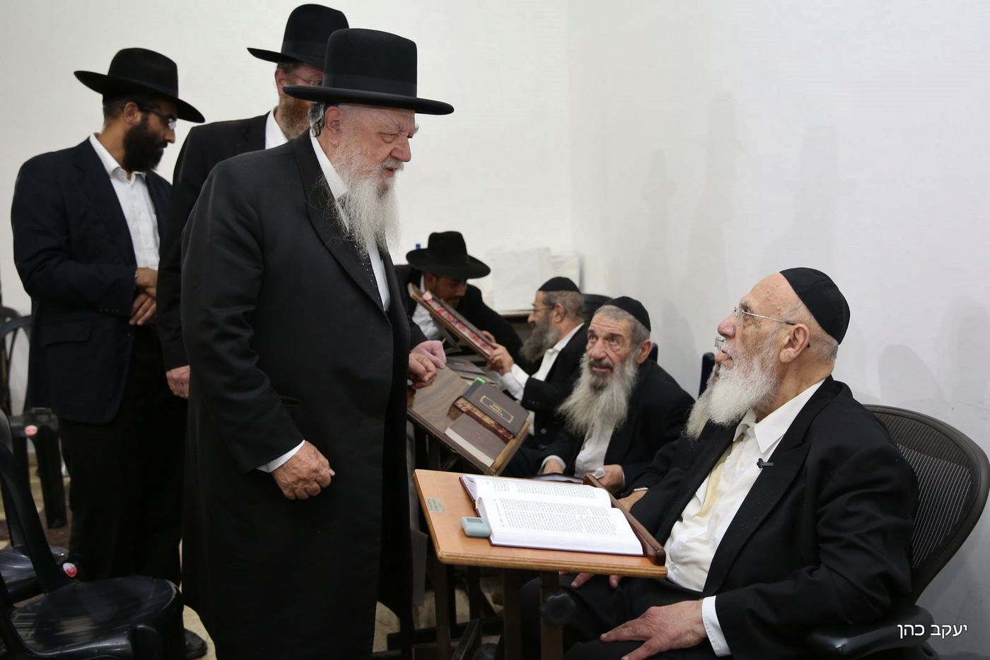 מנחמים את נשיא המועצת • היום השני