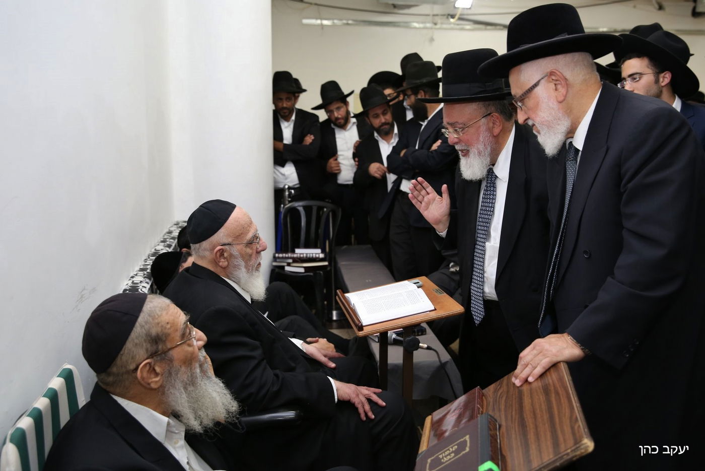 מנחמים את נשיא המועצת • היום השני