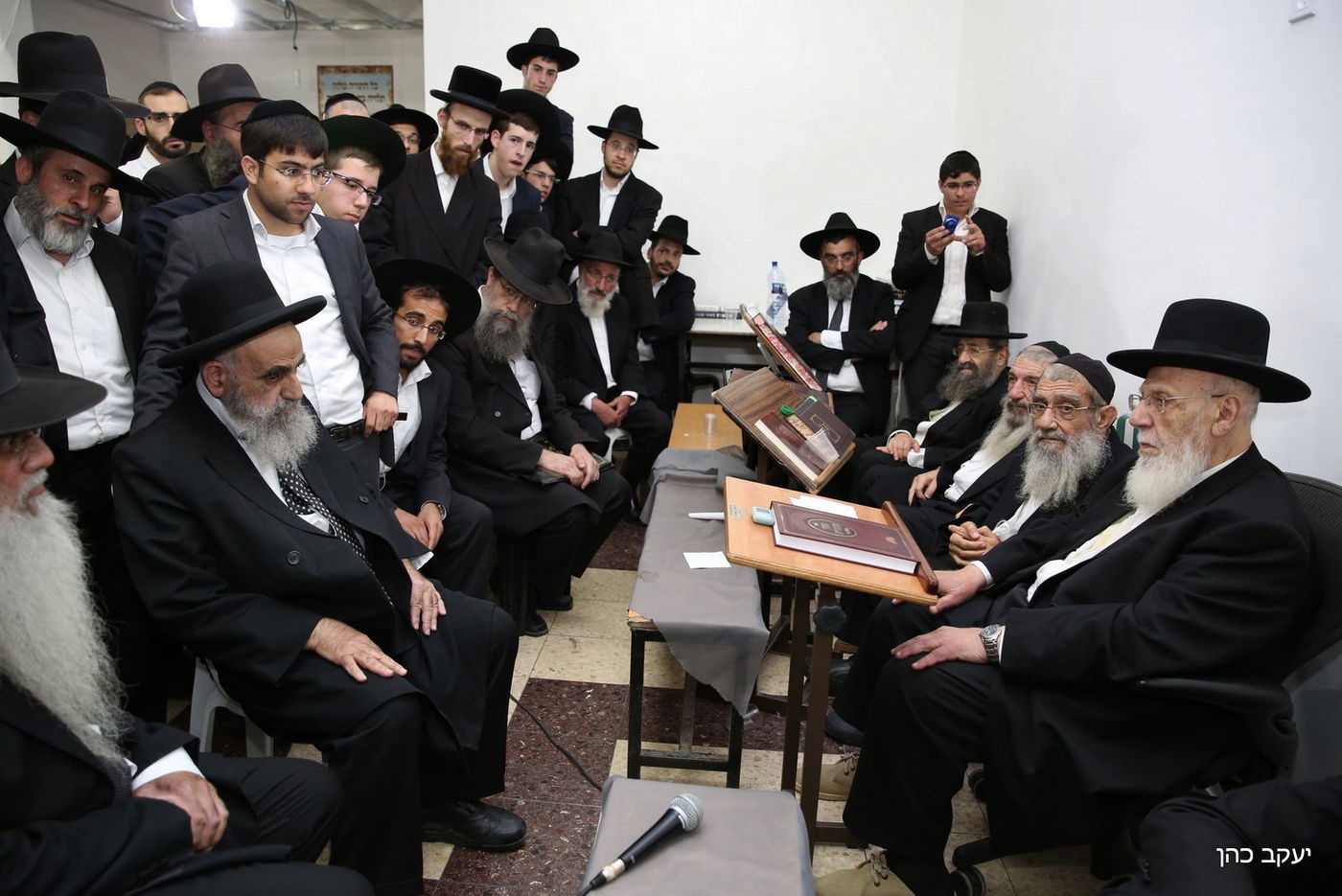 מנחמים את נשיא המועצת • היום השני