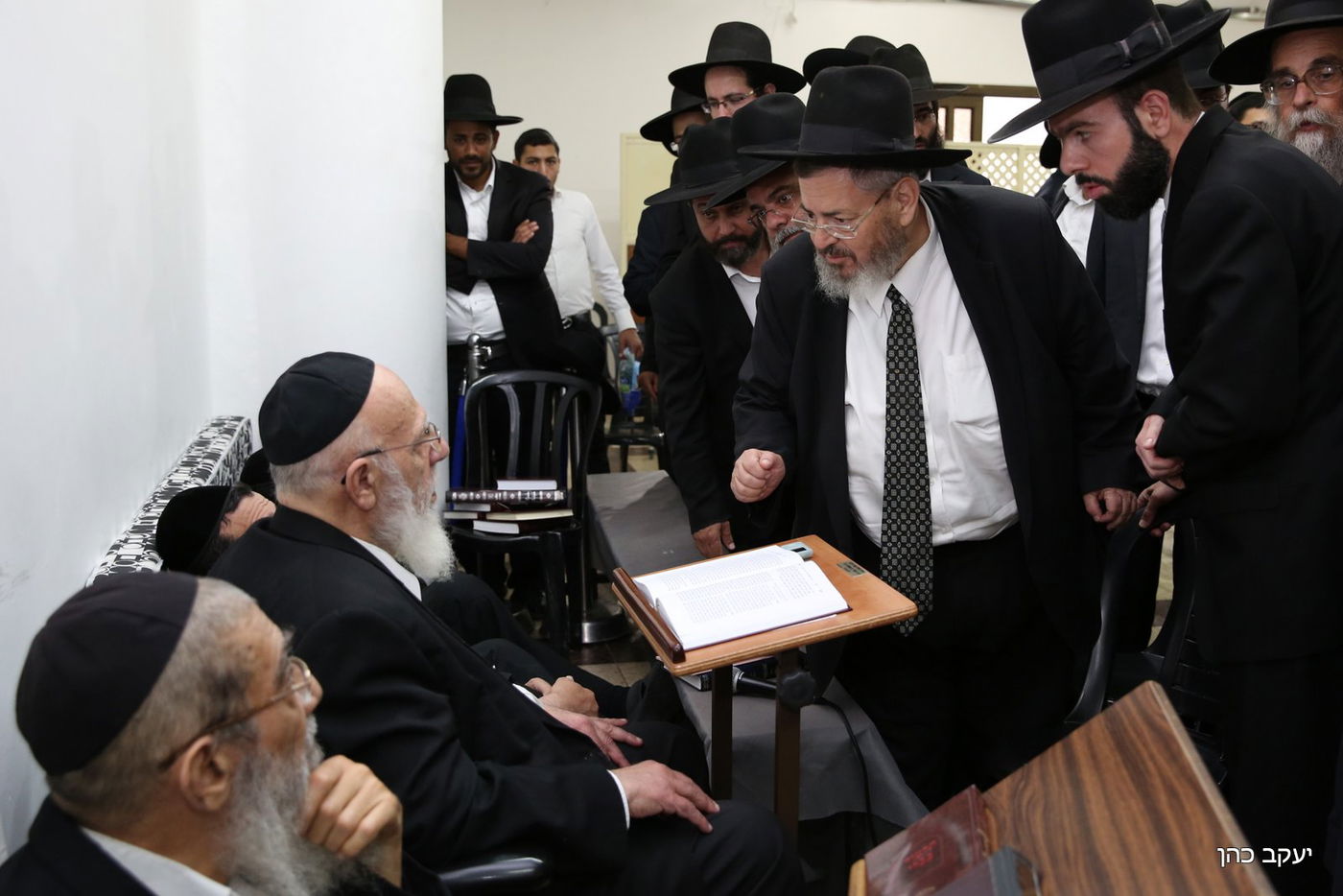 מנחמים את נשיא המועצת • היום השני