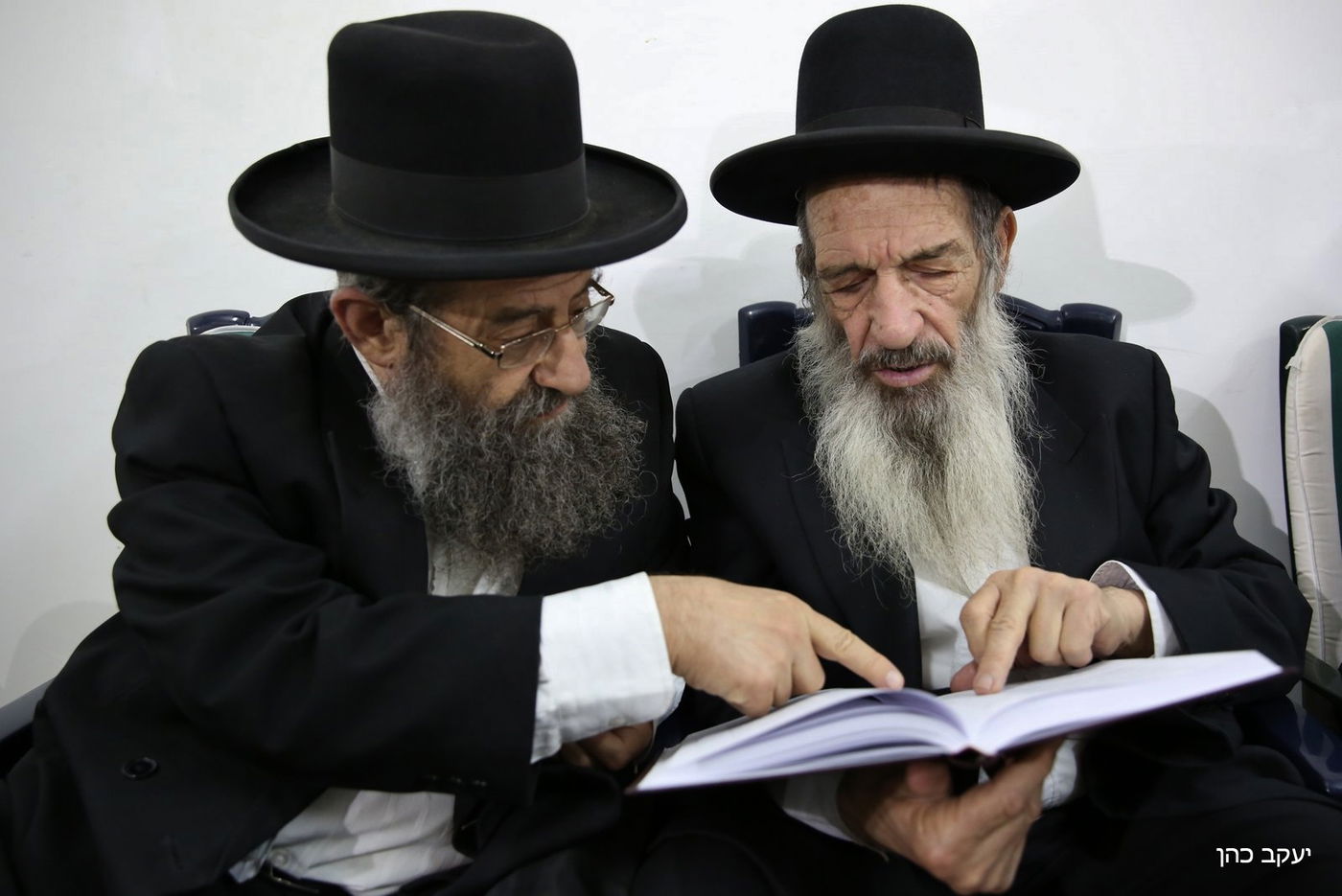 מנחמים את נשיא המועצת • היום השני