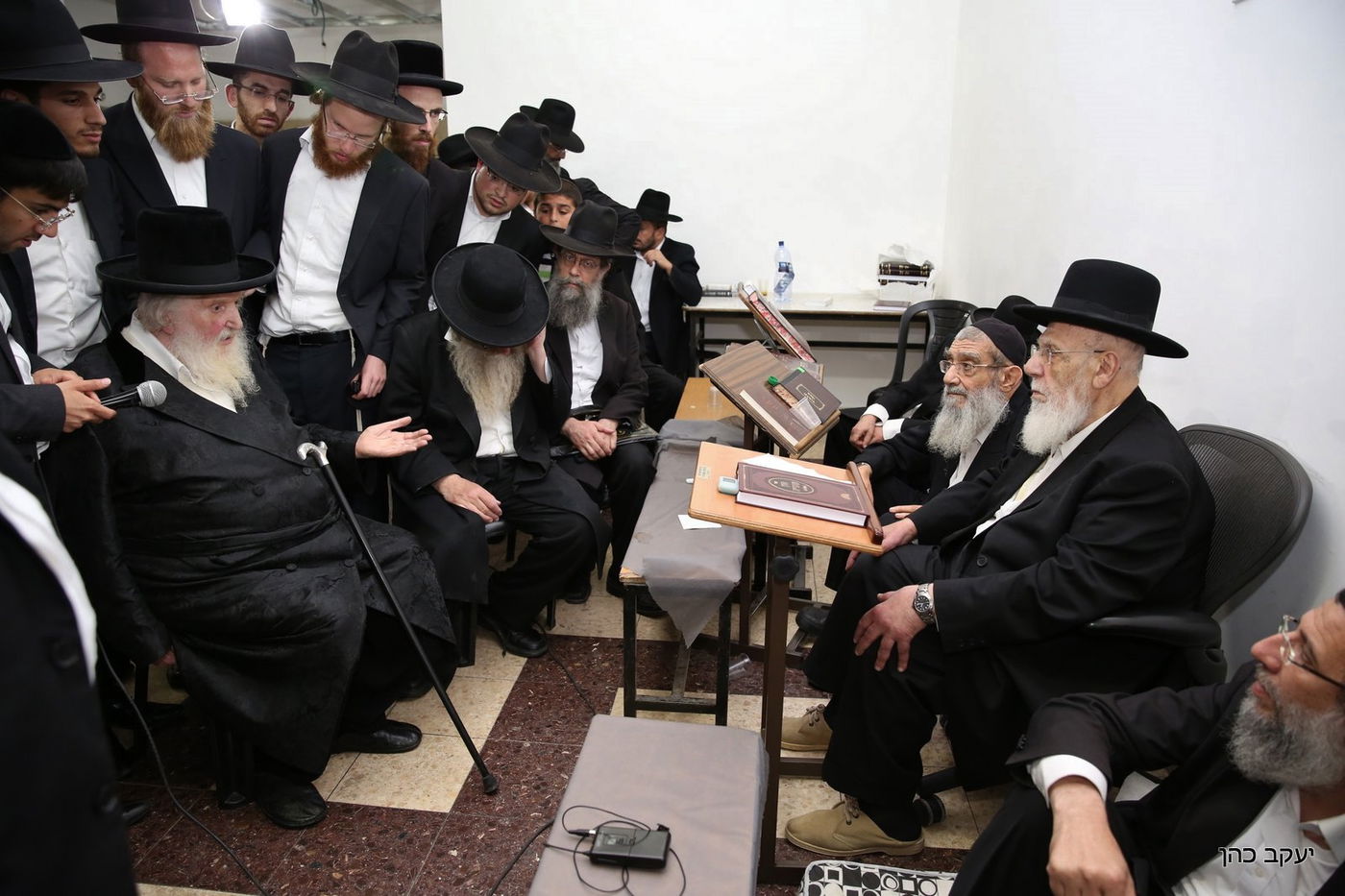 מנחמים את נשיא המועצת • היום השני