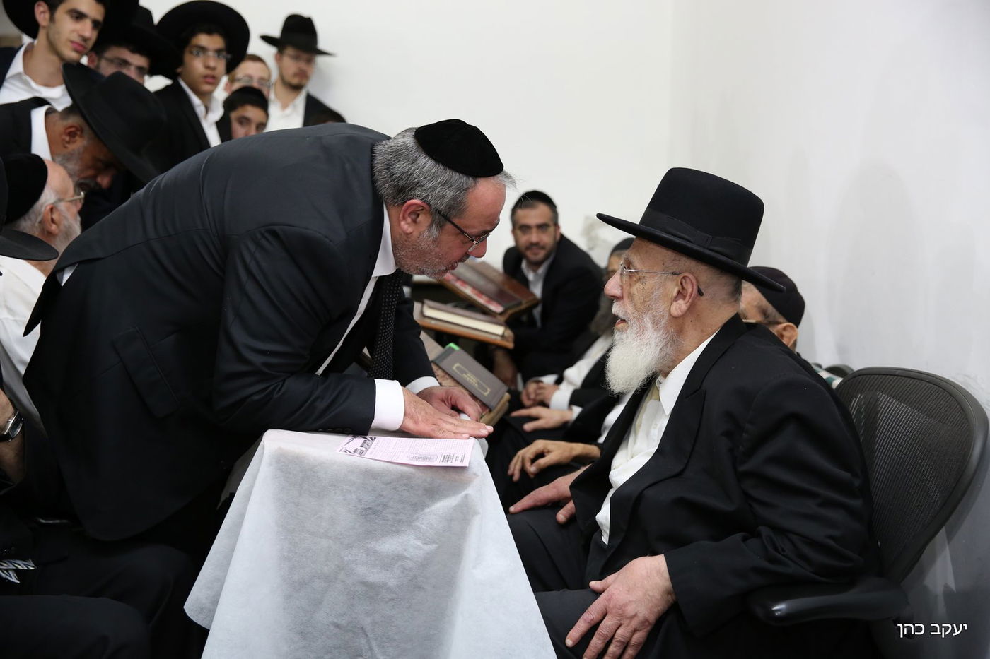 מנחמים את נשיא המועצת • היום השני