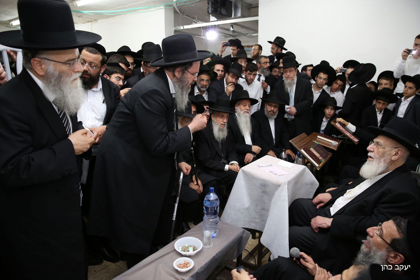 מנחמים את נשיא המועצת • היום השני