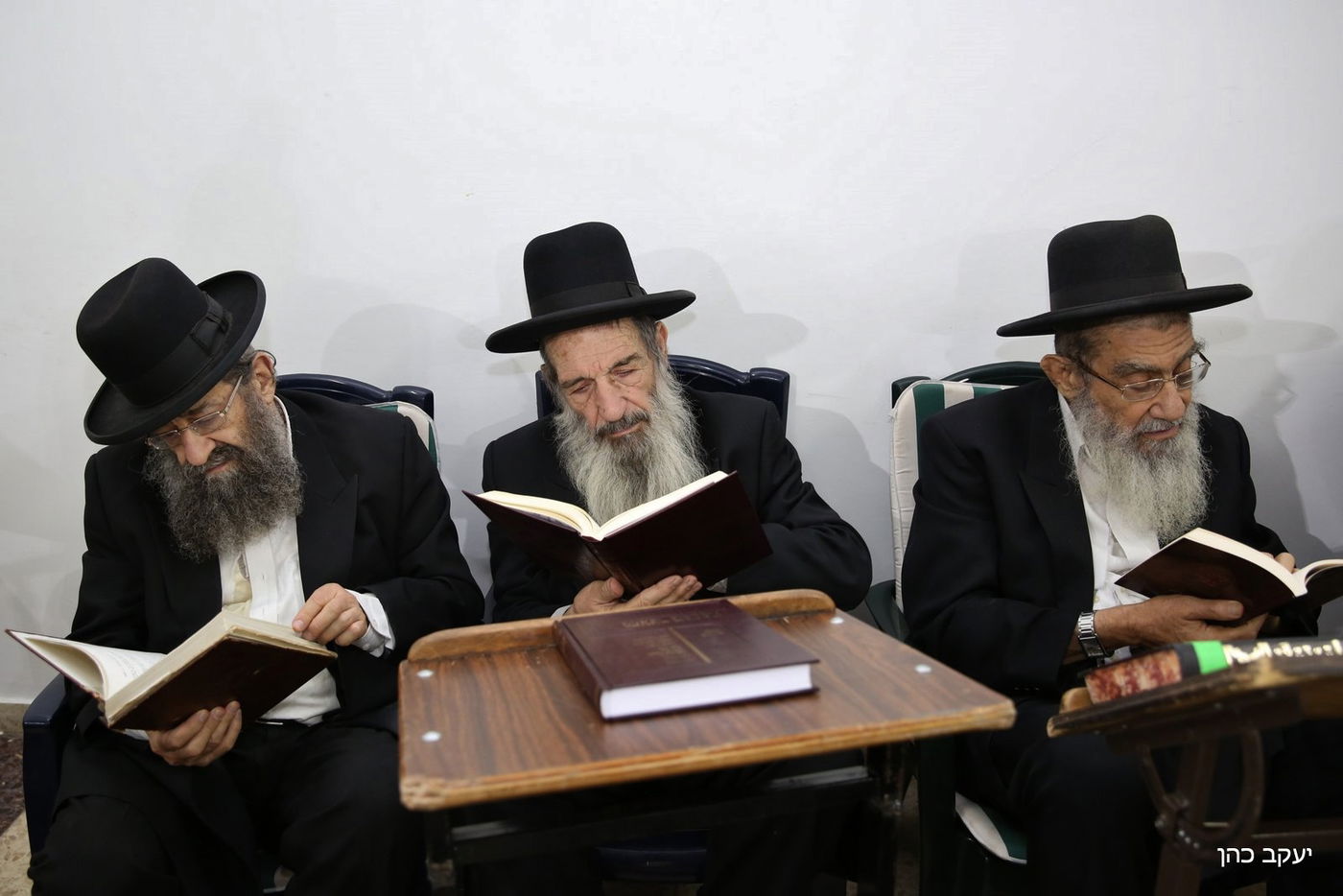 מנחמים את נשיא המועצת • היום השני