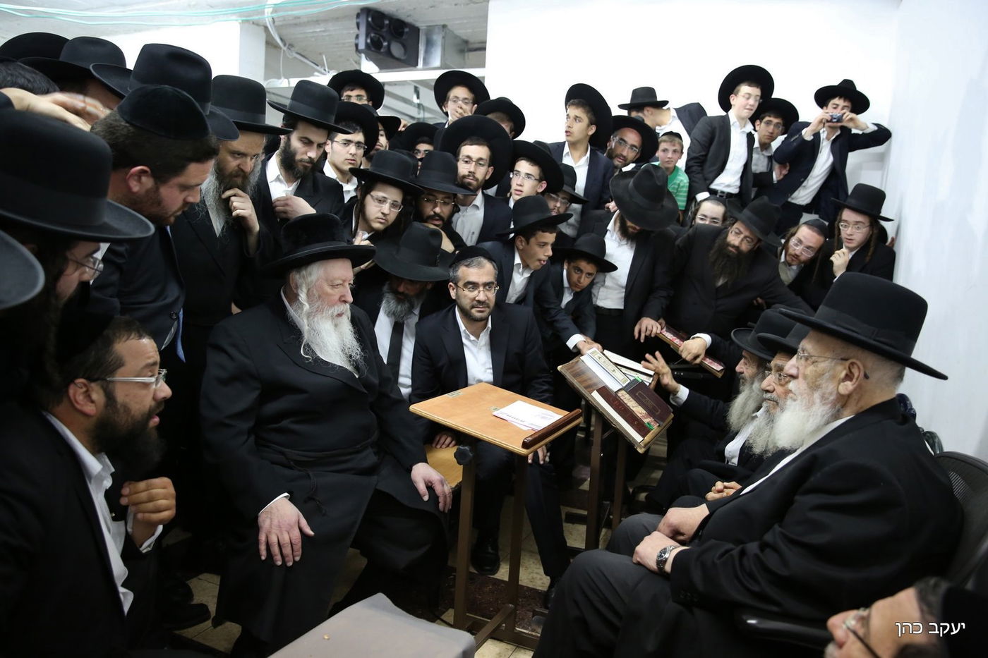 מנחמים את נשיא המועצת • היום השני