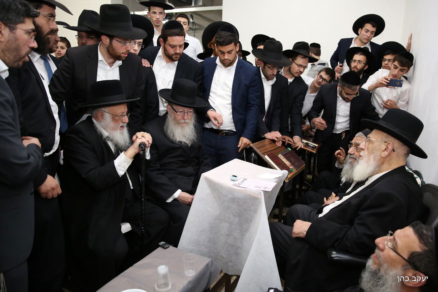 מנחמים את נשיא המועצת • היום השני