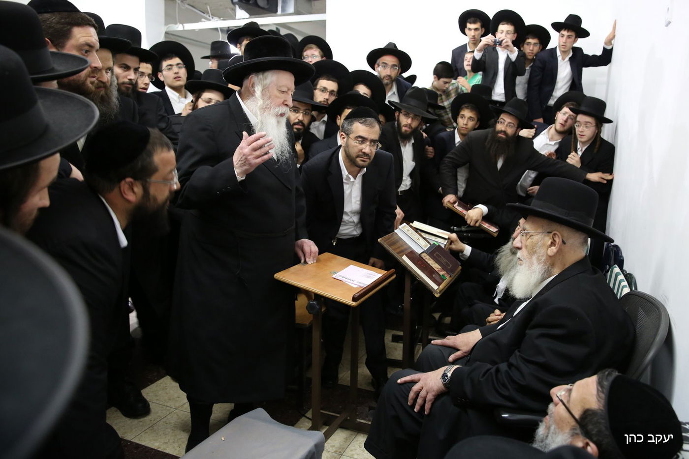 מנחמים את נשיא המועצת • היום השני