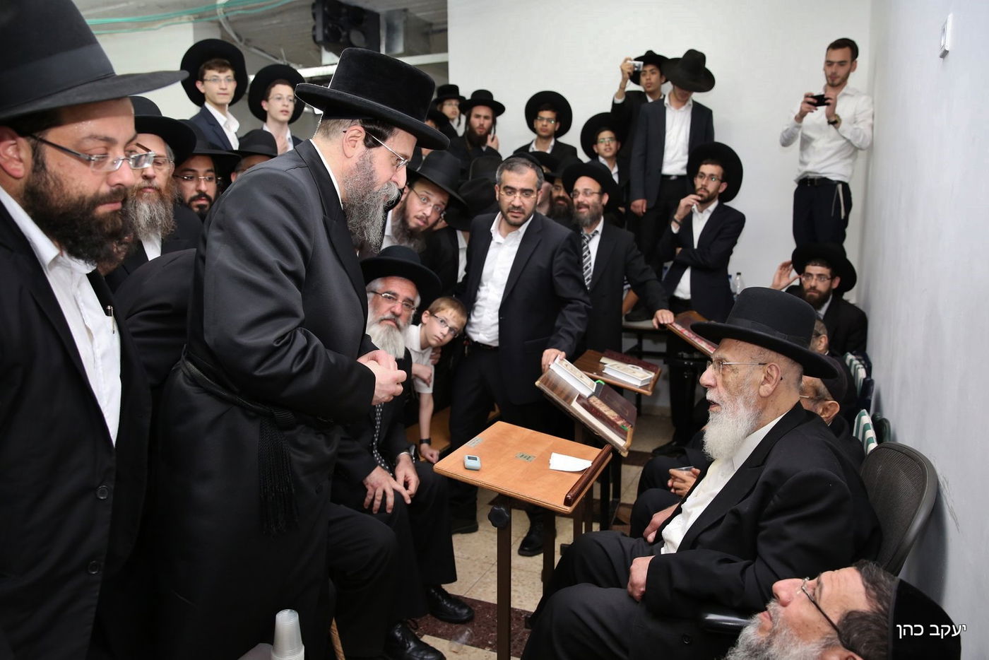 מנחמים את נשיא המועצת • היום השני