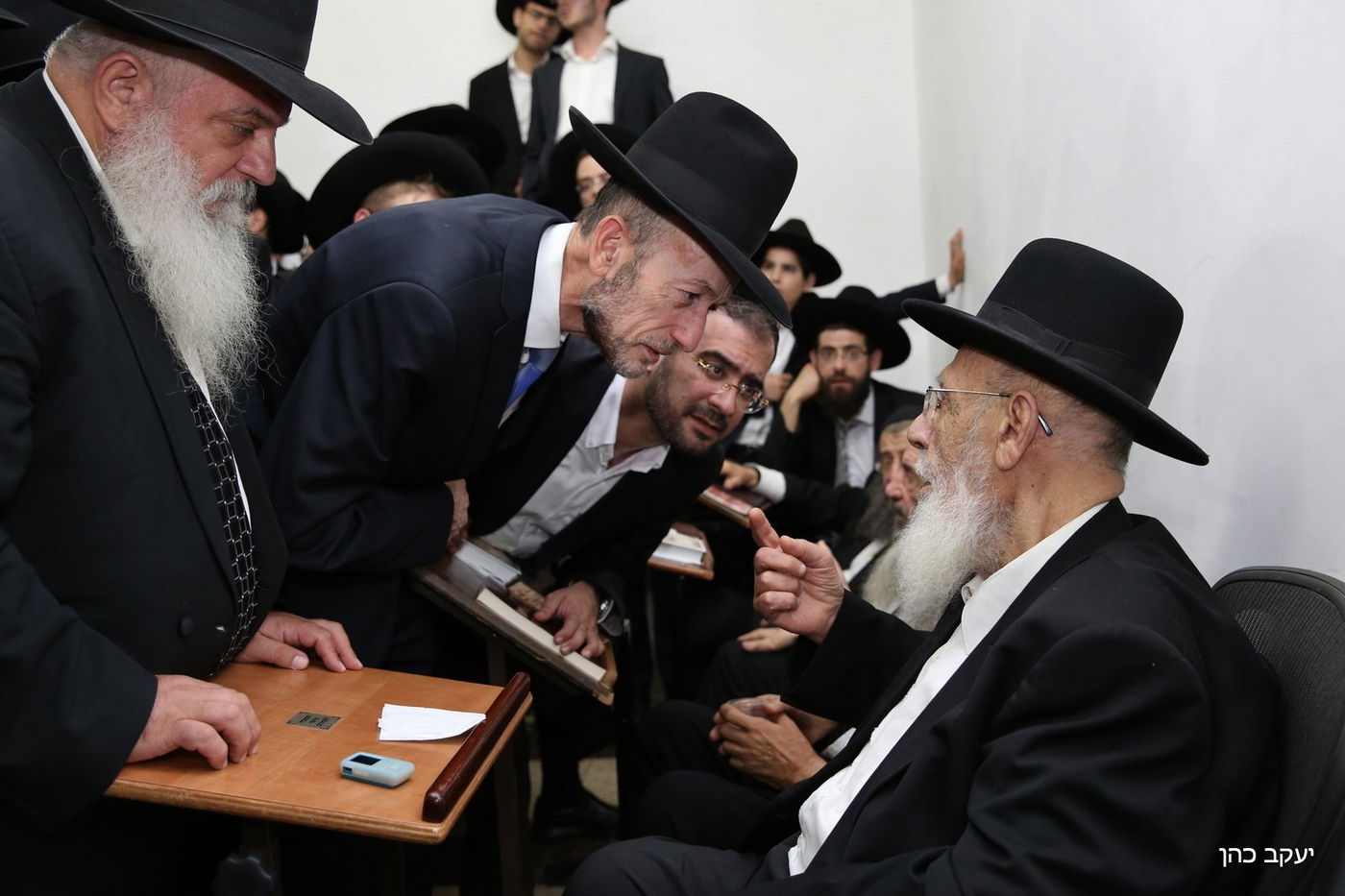 מנחמים את נשיא המועצת • היום השני