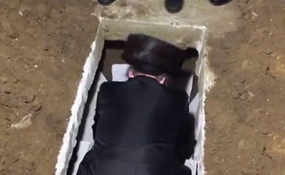 צפו בתיעוד: רגעי הקבורה של האדמו"ר מזלאטשוב