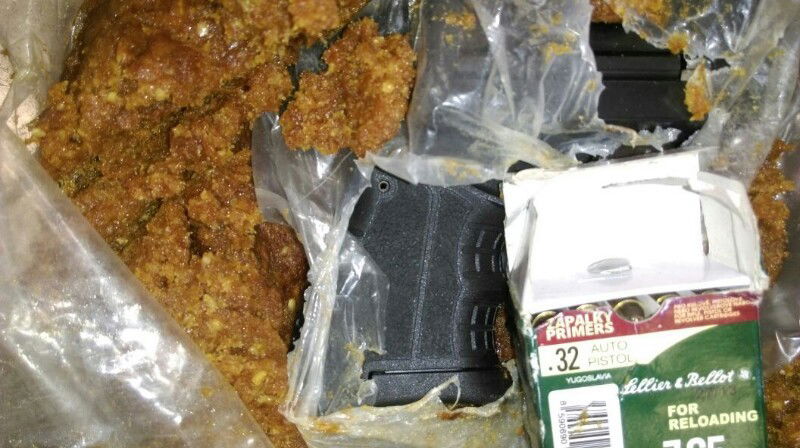 אקדח עם תחמושת הוסלק בתוך גוש תמרים