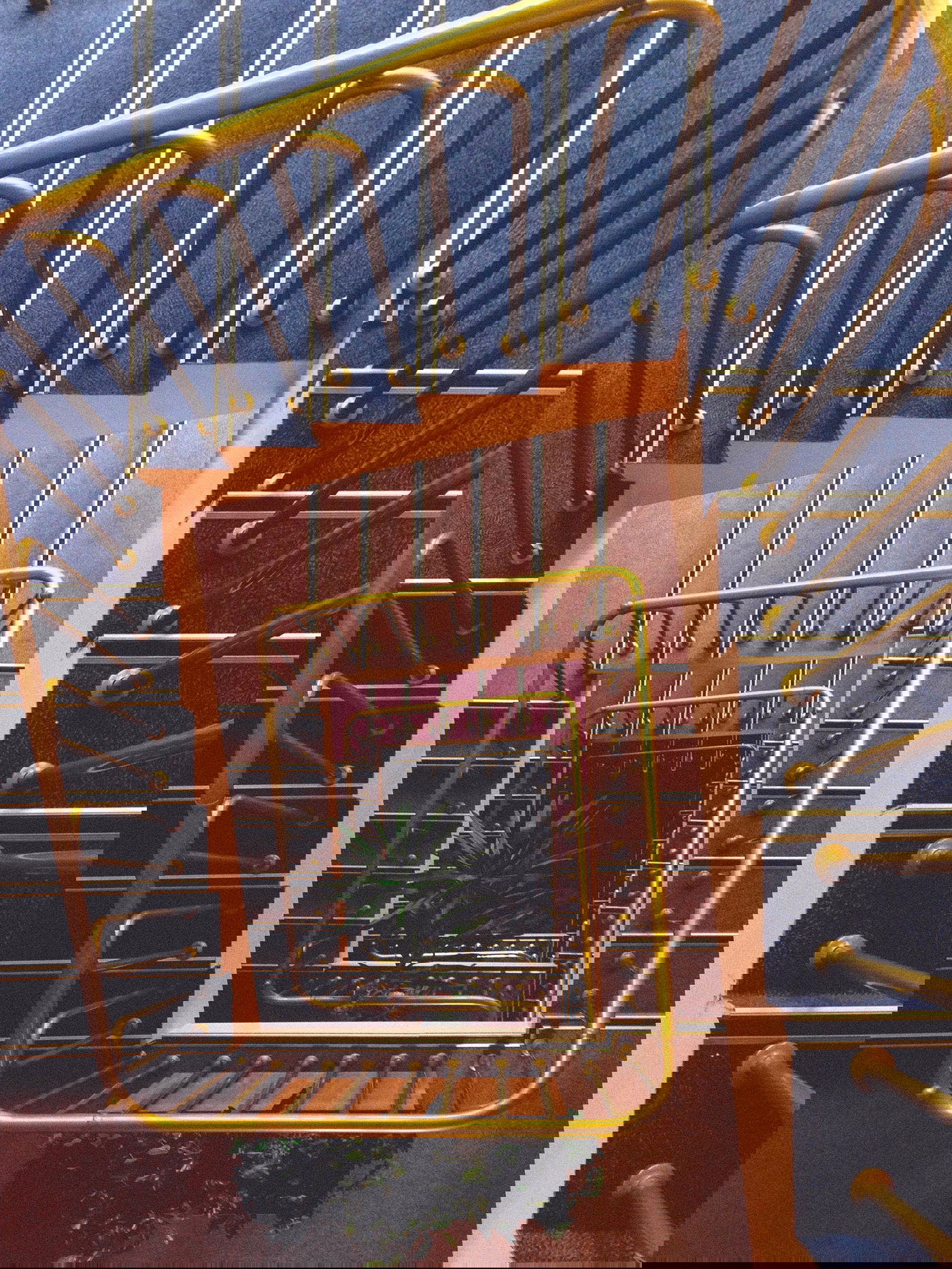 העובד נפצע מנפילתו לפיר מדרגות. אילוסטרציה