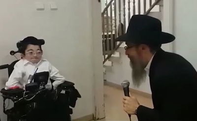 וידאו מרגש • אברהם פריד משמח ילד מיוחד