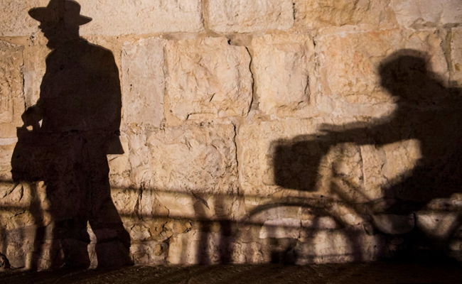 "טיפוסים מוזרים היו באים לישיבה ויוצאים עם שקיות שחורות"