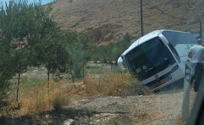 האוטובוס נוטה על צדו, בתעלה