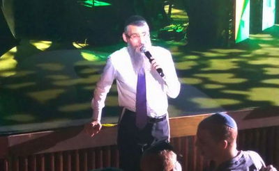 צפו • אברהם פריד שר לחייל הפצוע יהודה הישראלי