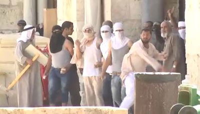 צפו: ההתפרעויות של הערבים בהר הבית