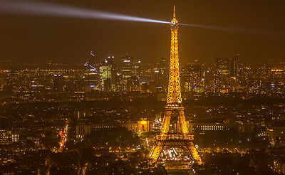 עוצר נשימה: הצעירים שטיפסו לגג מגדל אייפל