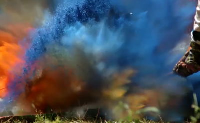 התפרצות של צבעים: פיצוץ תרסיסי צבע בהילוך איטי