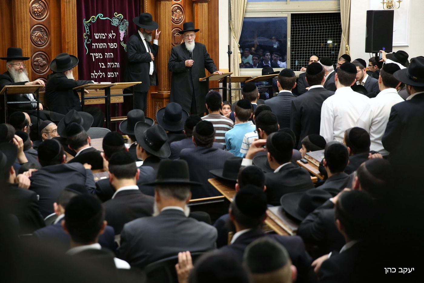 הרבי מבעלזא בא לנחם באמצע עצרת ה'שבעה'. תיעוד