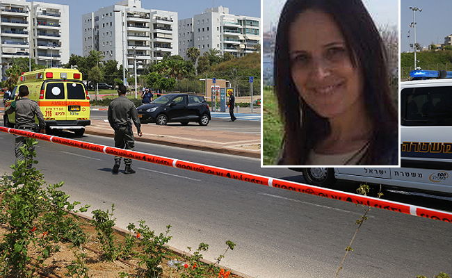 אסתי וינשטיין ע"ה על רקע הזירה בה נמצאה גופתה