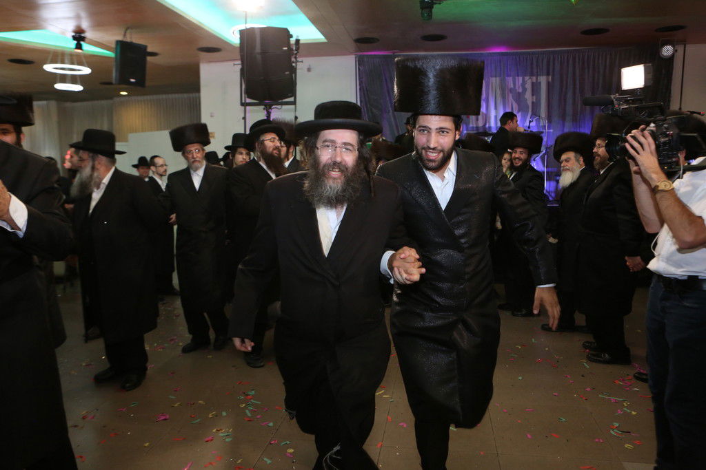 שדרן קו הנייעס התחתן, החברים חגגו. צפו