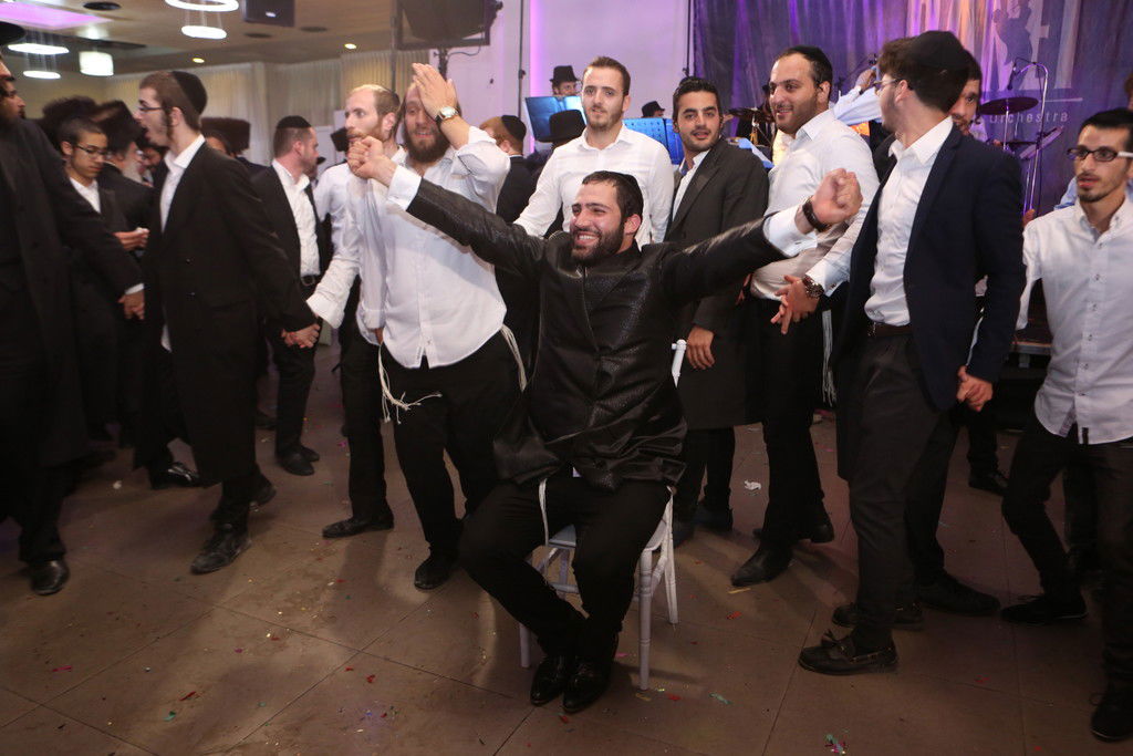 שדרן קו הנייעס התחתן, החברים חגגו. צפו