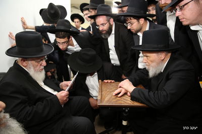 הגר"ש כהן מקבל את מכתב הניחומים של הגראי"ל שטיינמן