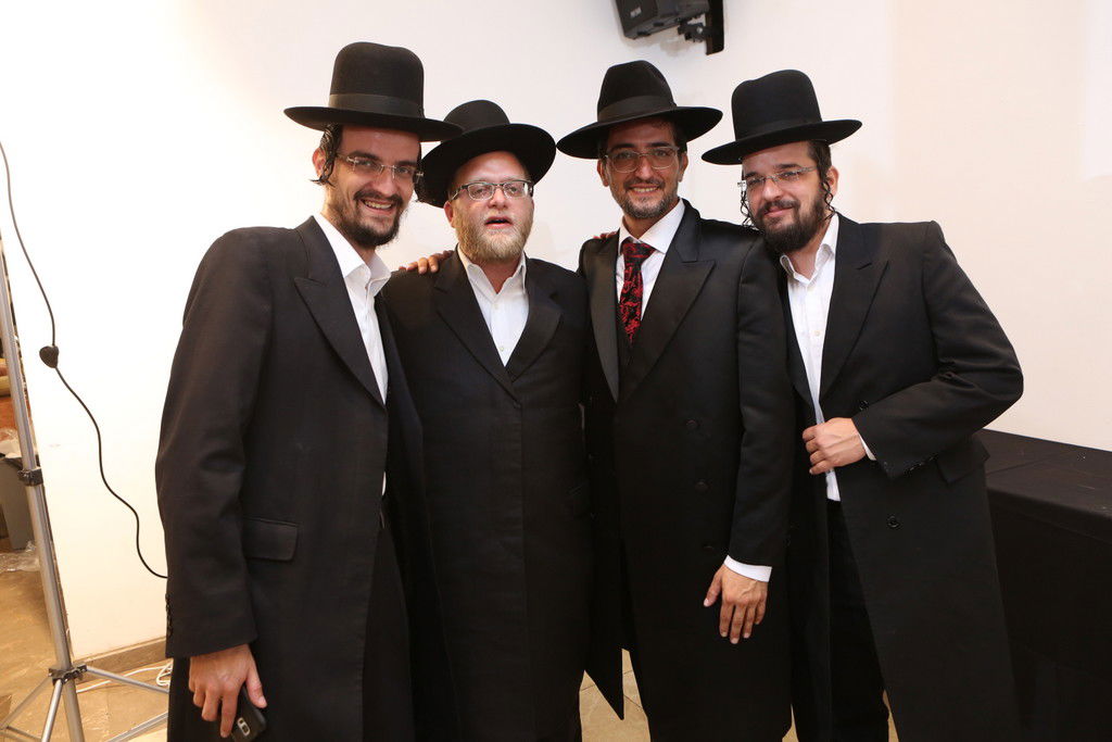 החזן דובל'ה הלר ברמץ את בנו • צפו בגלריה