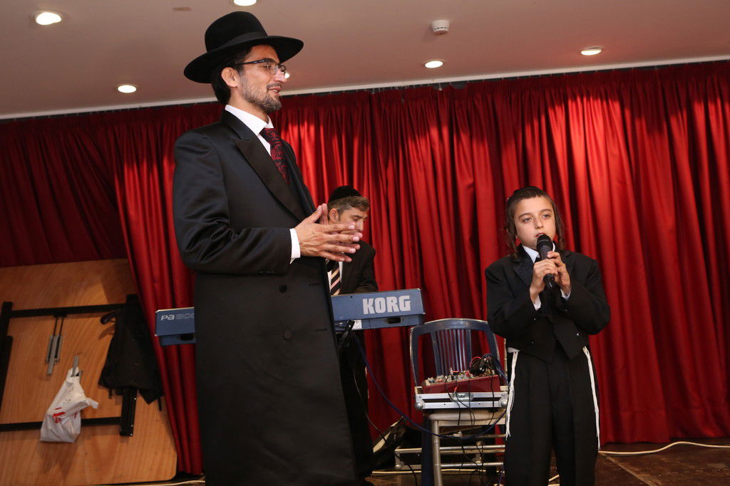 החזן דובל'ה הלר ברמץ את בנו • צפו בגלריה