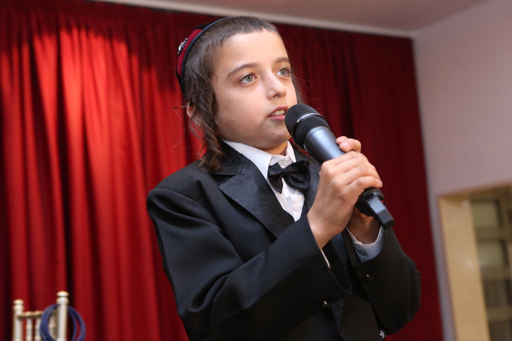 החזן דובל'ה הלר ברמץ את בנו • צפו בגלריה