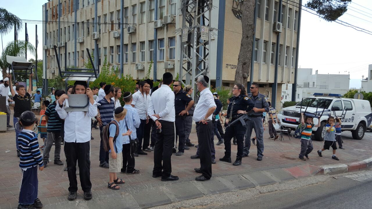 הרב דב קוק יצא להפגין עם הילדים: "לבכות!"