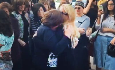 הסבתא החרדית והנכדה החילונית התחבקו ופרצו בבכי מר