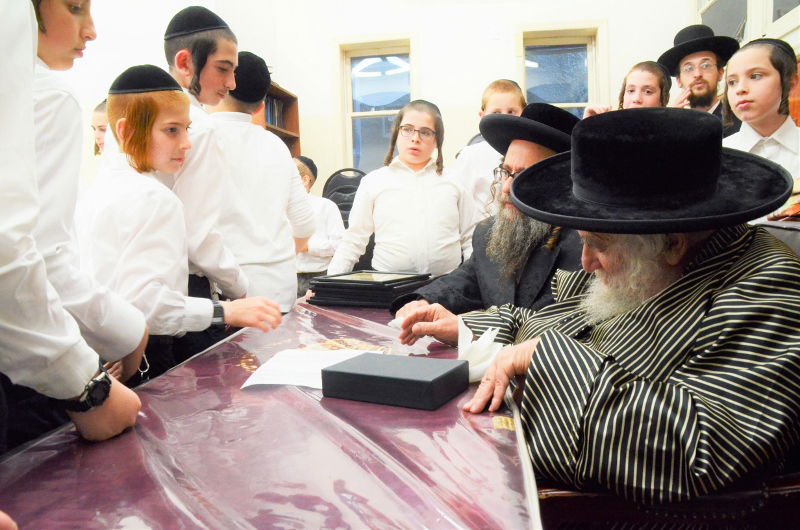 תלמידי ה'מתמידים' זכו לברכה מהגאב"ד הישיש