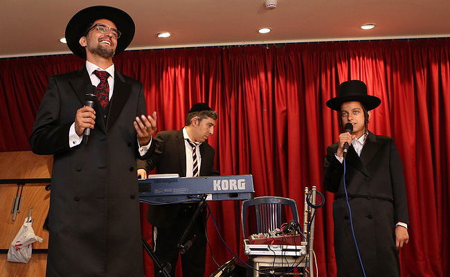 החזן דובל'ה הלר ברמץ את בנו • צפו בגלריה