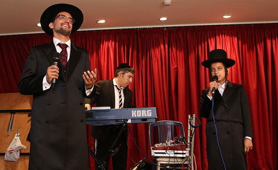 החזן דובל'ה הלר ברמץ את בנו • צפו בגלריה