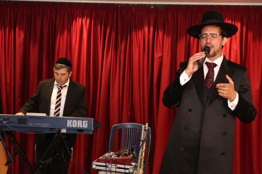 החזן דובל'ה הלר ברמץ את בנו • צפו בגלריה