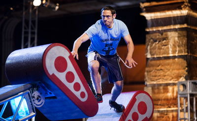 עם כיפה וציצית: האברך מקפץ בין המכשולים בטלוויזיה האמריקאית