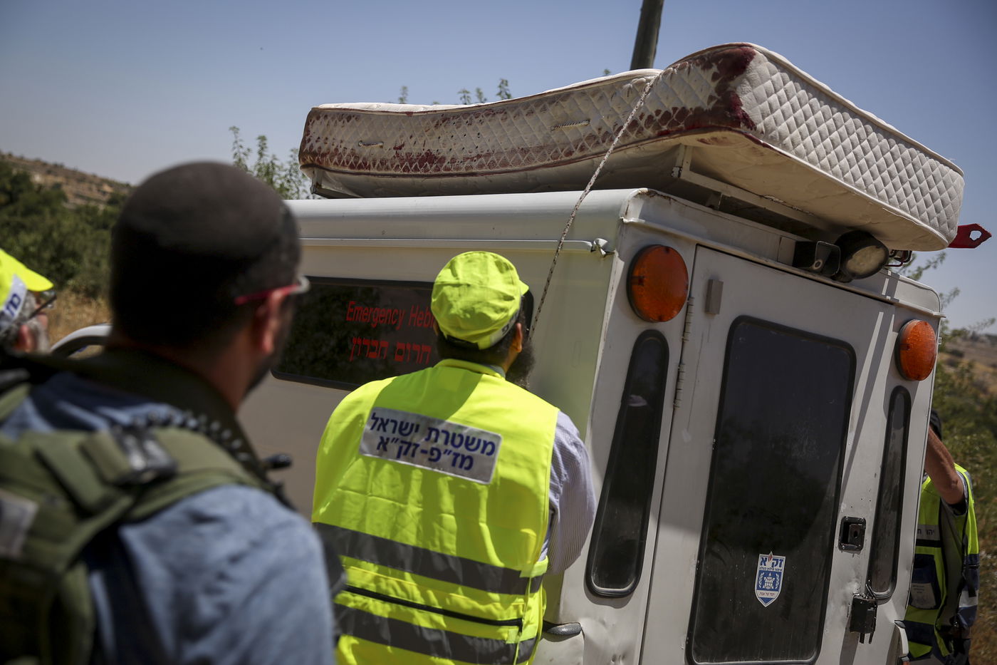 המזרן המוכתם בדם מפונה מהבית