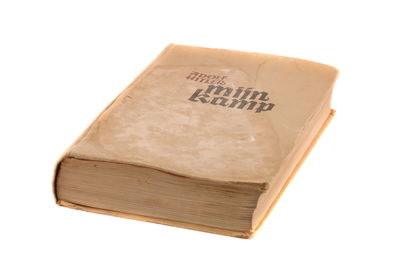 הרווחים ממכירת ספרו של היטלר יועברו לניצולי השואה