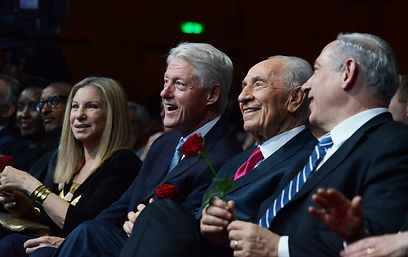 פרס בחגיגות יום הולדתו. ארכיון