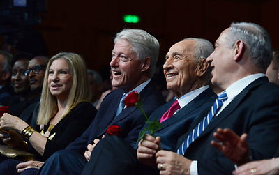 פרס בחגיגות יום הולדתו. ארכיון