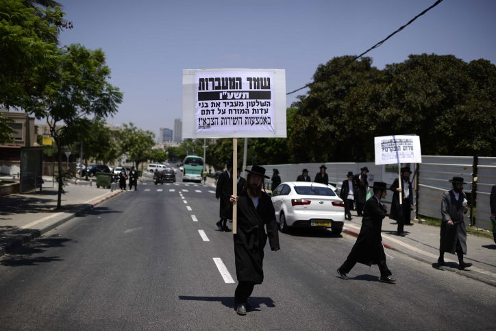 אנשי 'העדה החרדית' הפגינו בעד העריק הספרדי