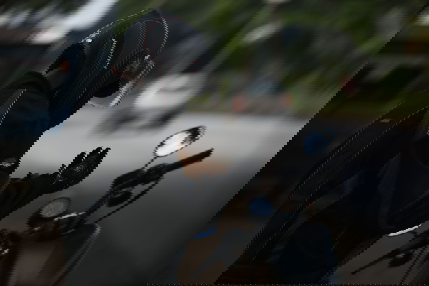 מחלק העיתונים נפל מהאופנוע. אילוסטרציה