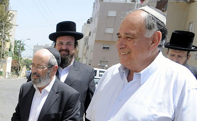 יונה יהב בביקור במוסדות סערט ויז'ניץ. ארכיון