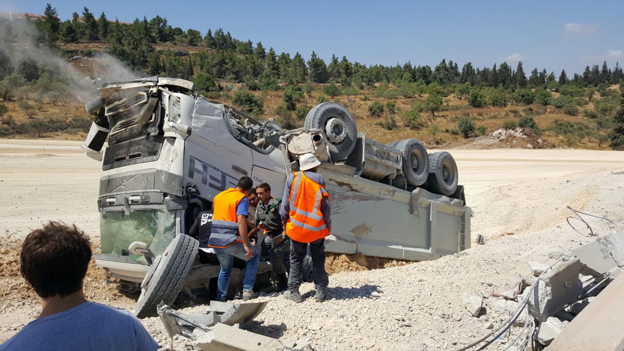צפו: משאית התהפכה בכביש 1, לא היו נפגעים